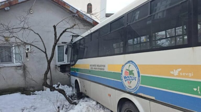 Halk otobüsü duvara çarparak durabildi…