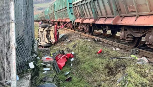 Yük treni otomobile çarptı…