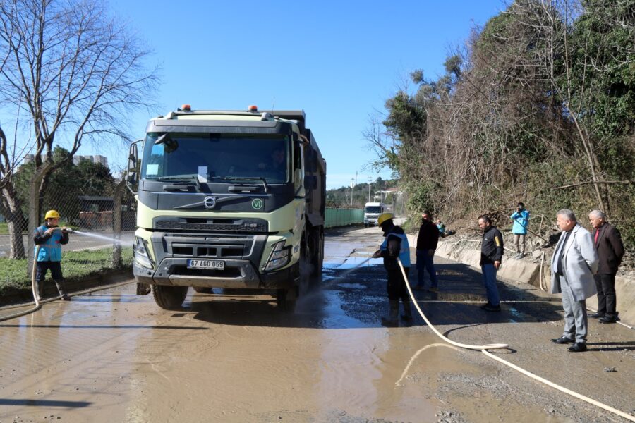 Kamyonlardaki çamurlar temizlendi…