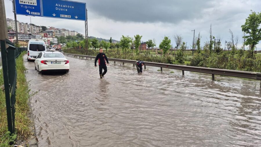 Ekipler suyu tahliye ediyor…