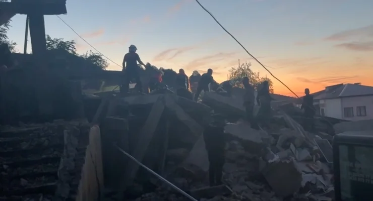 Zonguldak’ta üç katlı bina çöktü