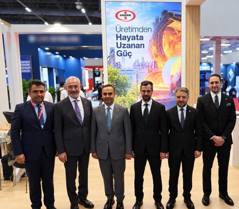 Bakan Kacır, OYAK Standını Ziyaret Etti